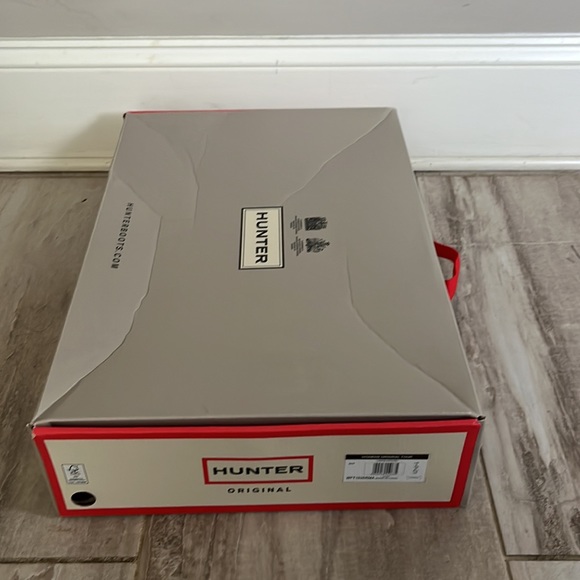 Hunter original tour rain boots. size 8. Hardly worn. Calf is too large for me - Picture 7 of 7